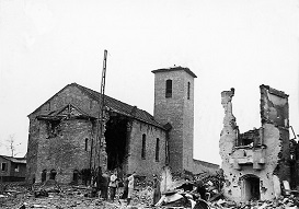 St. Pauluskirche nach der Zerstörung 1944. Pioniere und Frauen räumen Trümmer beiseite. Rechts die Reste eines Wohnhauses.